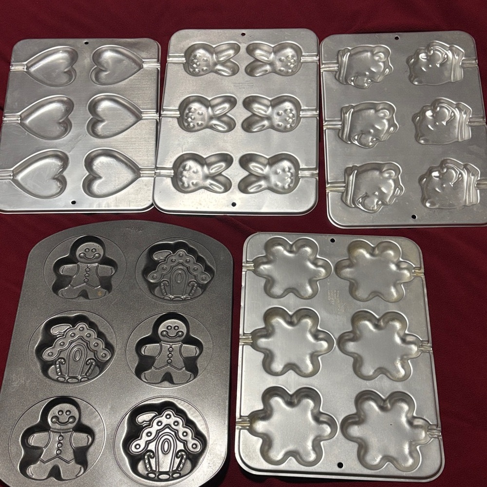 5 Wilton Candy/Baking Molds Set 4 are vintage